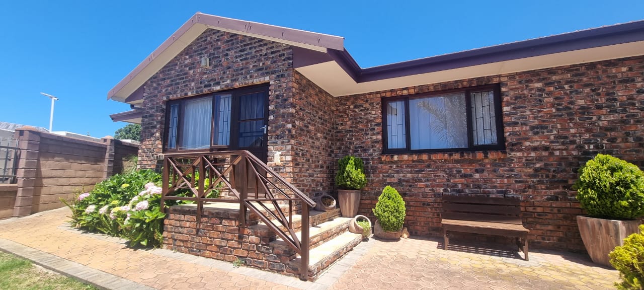 4 Bedroom Property for Sale in Hartenbos Heuwels Western Cape